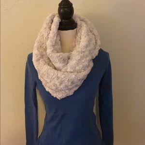 LOFT Infinity scarf cream  rosette pattern